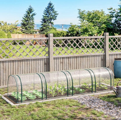 Horizontale mini tuinkas 295x100x80cm met PVC afdekking en groen stalen frame in tuin"
"Mini tuinkas met 3 oprolbare ramen met ritssluiting voor ventilatie