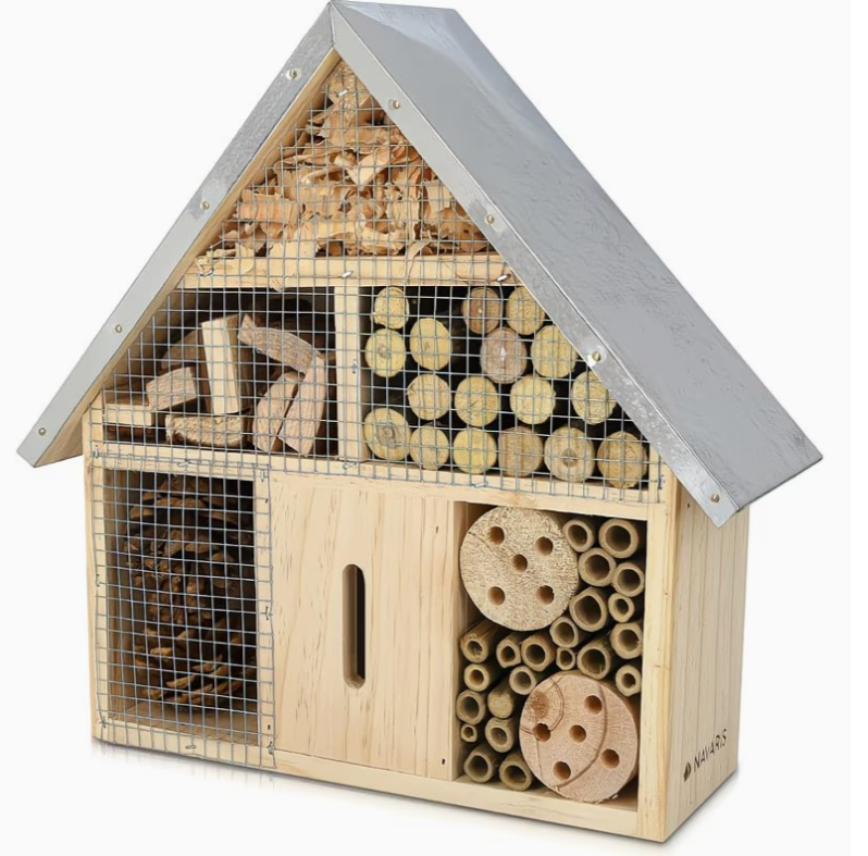 Houten insectenhotel met ijzeren dak voor bijen en vlinders in natuurlijke tuin