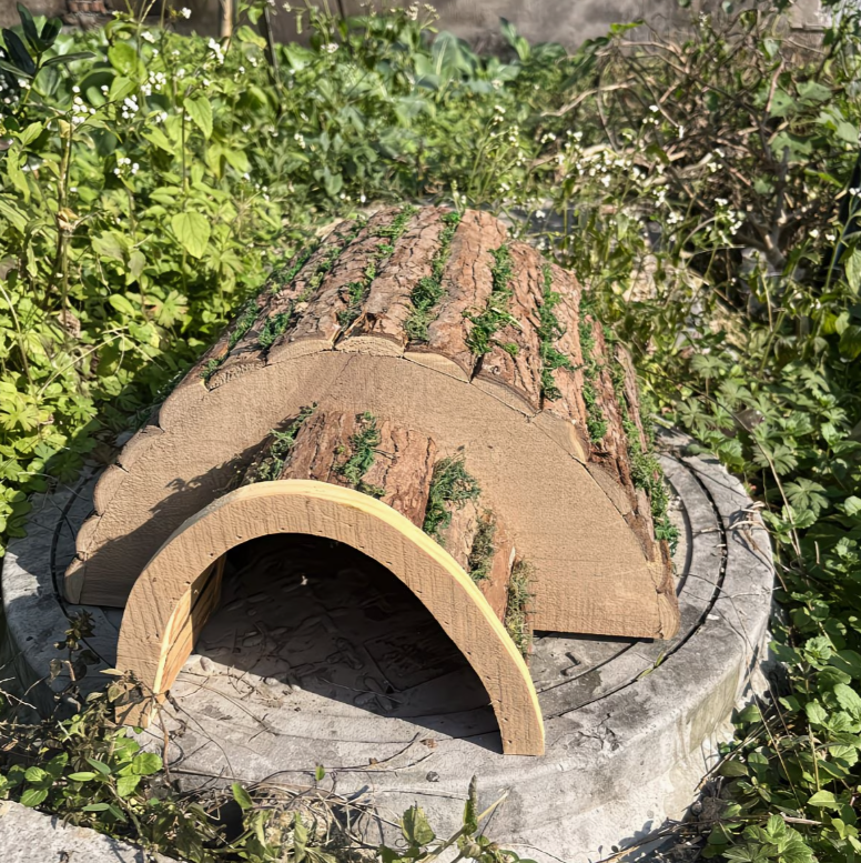 Houten egelhuis voor natuurvriendelijke tuin en overwinteringsplek