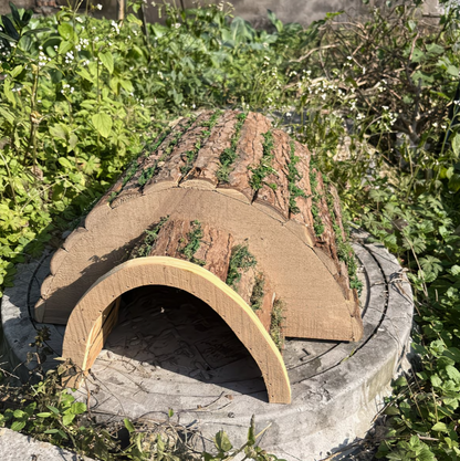 Houten egelhuis voor natuurvriendelijke tuin en overwinteringsplek
