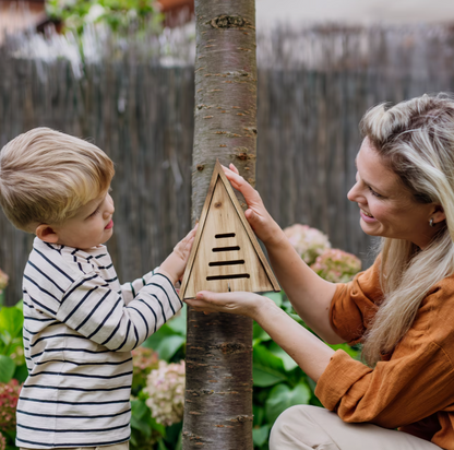 Lieveheersbeestjeshotel zijaanzicht met natuurlijk hout