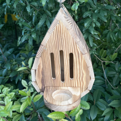Vlinderhabitat zijaanzicht met natuurlijk hout