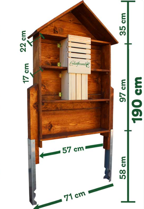Detail van XXL insectenhotel met meerdere compartimenten voor insecten