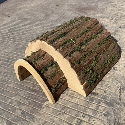 Egelhuis geplaatst in tuin tussen planten