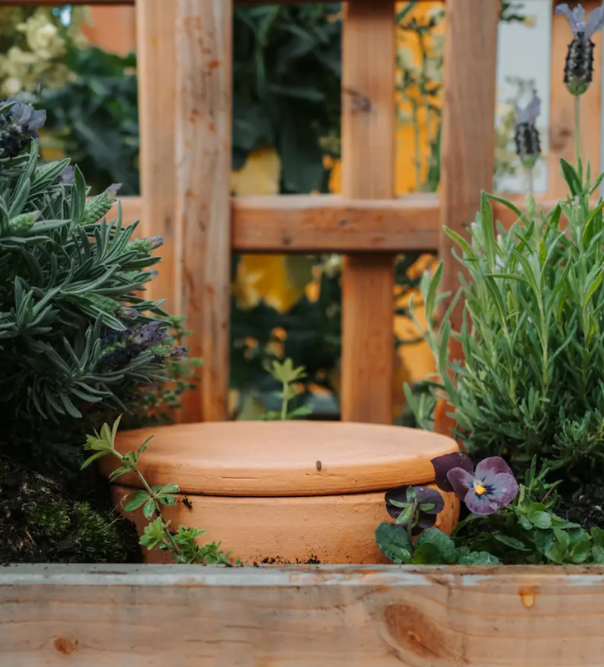 Plantbare composter zijaanzicht met vulling