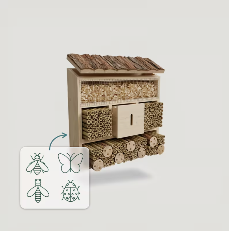 Insectenhotel opgehangen aan schutting