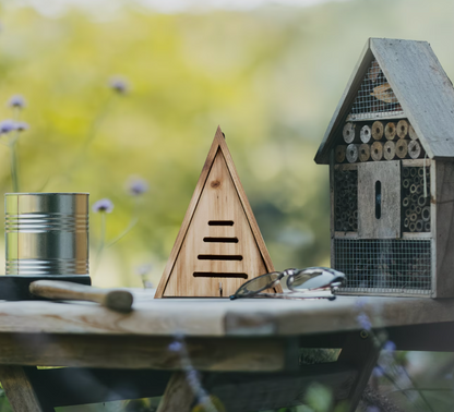 Lieveheersbeestjeshotel opgehangen aan boom in tuin
