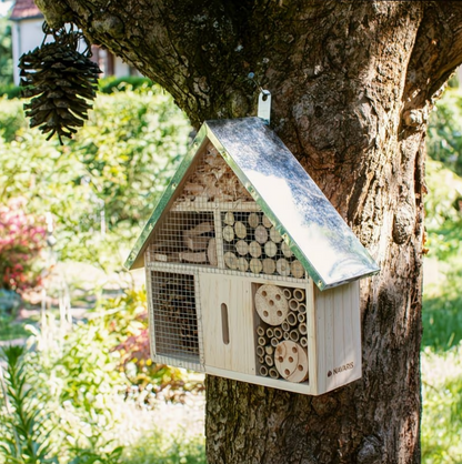 Close-up van insectenhuis constructie met ijzeren dak en houten kamers