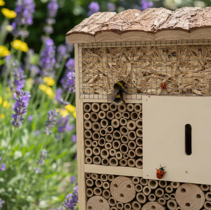 Insectenhotel achterkant met ophanghaak